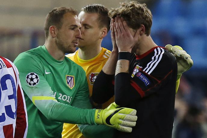 Oblak Bayer | Jan Oblak je tako tolažil nogometaše Bayerja leta 2015, ko jih je z Atleticom izločil v osmini finala lige prvakov. | Foto Reuters