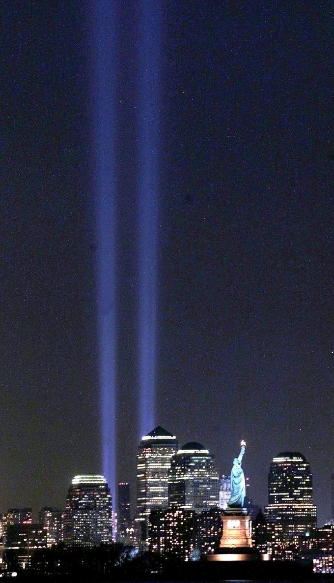 Snop svetlobe v spomin na kraj, kjer sta pred napadom stala dvojčka. | Foto: Reuters