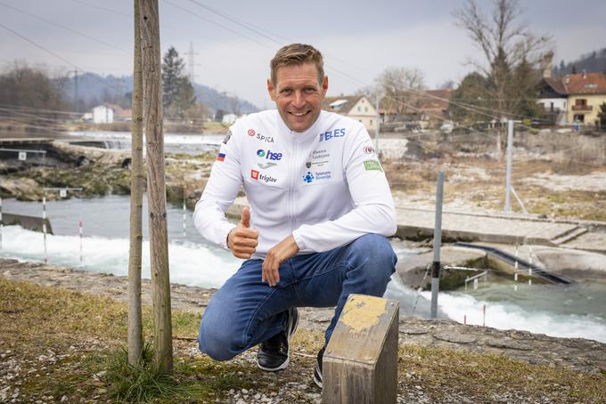 Benjamin Savšek ima ob tacenski progi svoje drevo, ki je med drugim preživelo velike poplave leta 2023. Savšek je zelo ponosen nanj. | Foto: Bojan Puhek