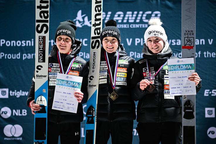 Prizor iz državnega prvenstva januarja 2025, ko si je stopničke delila z Niko Prevc in Emo Klinec, s katero je v zahtevnih mesecih najpogosteje v stiku. Sanj o vrnitvi na skakalnico ni opustila. | Foto: Aleš Fevžer