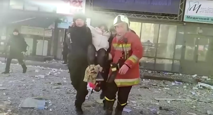 Ranjena ženska, ki jo reševalci nesejo iz stanovanja | Foto: Reuters