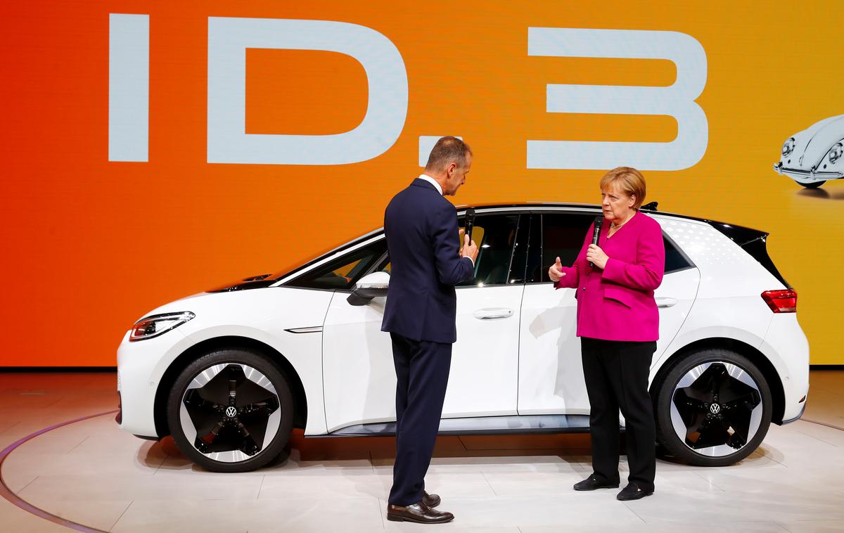 Angela Merkel Volkswagen | Nemška kanclerka Angela Merkel in predsednik Volkswagna Herbert Diess ob volkswagnu ID.3 na avtomobilskem salonu v Frankfurtu | Foto Reuters