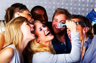 Na karaokah letos kraljevali Pink in Beyonce