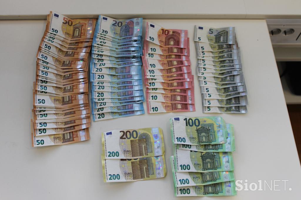 Prepovedane droge, ki so jih policisti našli pri 18-letnem vozniku, ki je v sredo dopoldne povzročil prometno nesrečo na Šmartinski cesti v Ljubljani.