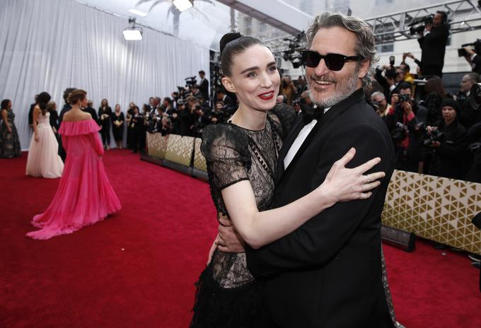 Joaquin Phoenix (na fotografiji z zaročenko Rooney Mara) si je z Jokerjem prislužil oskarja za najboljšega igralca v glavni vlogi. | Foto: Reuters