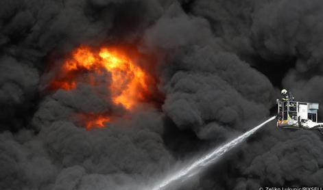 Zagorelo v podjetju pnevmatik, dim sega kilometre daleč. Ljudi pozivajo: Zaprite okna! #video #foto