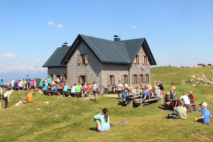 Odlično obiskano Krekovo kočo na Ratitovcu so planinci že tretjič okronali za naj visokogorsko planinsko kočo. | Foto: Alojz Lotrič