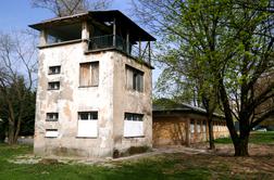 83 let staro letališče v Ljubljani: propadajoči kontrolni stolp čaka partnerja za obnovo