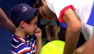 Roger Federer rešil dečka iz primeža navijačev (video)