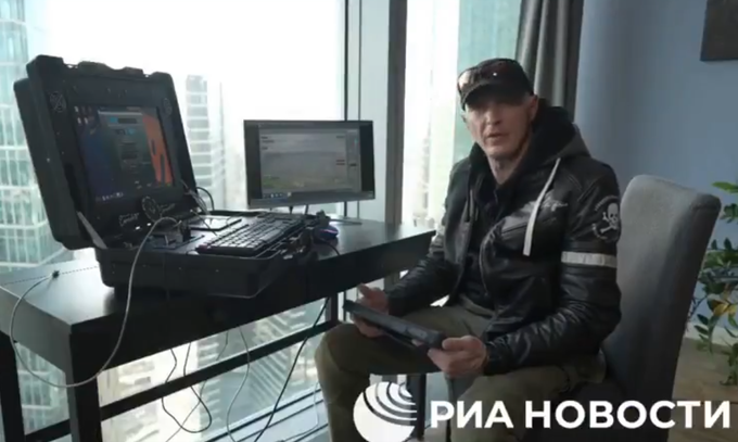 Eden od operaterjev ruskih brezpilotnih letalnikov pojasnjuje, da se lahko upravljanja dronov, pa čeprav so oddaljeni na stotine kilometrov, vsak nauči v desetih ali petnajstih minutah.  | Foto: Posnetek zaslona