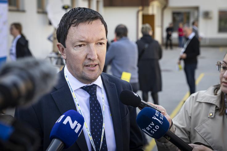 "Ravnamo drugače kot nove stranke, ki obljubljajo skoraj nebesa na zemlji, potem pa ugotovimo, da za njimi ostanejo neka mlakuža, različna preigravanja, različni novi politični obrazi. Naša retorika je preprosta – ljudem povedati resnico," je dejal poslanec SDS Tomaž Lisec.  | Foto: Bojan Puhek