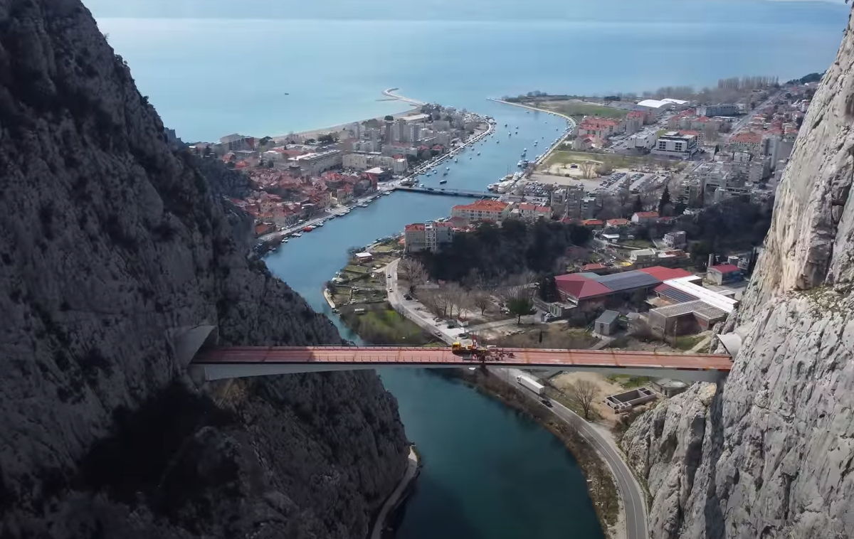 Most Cetina | Most s skupno maso 1.100 ton stoji na nadmorski višini 70 metrov in je dolg 220 metrov, njegov največji razpon pa je 152 metrov.  | Foto YouTube