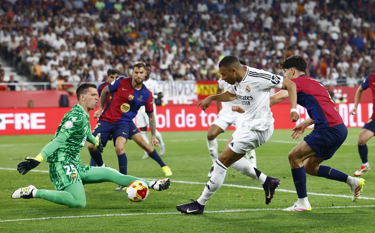 Kylian Mbappe je v drugem polčasu poživil igro in načel mrežo Barcelone. | Foto: Reuters