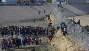 Zaradi pritiska migrantov ZDA začasno zaprle mejni prehod #video