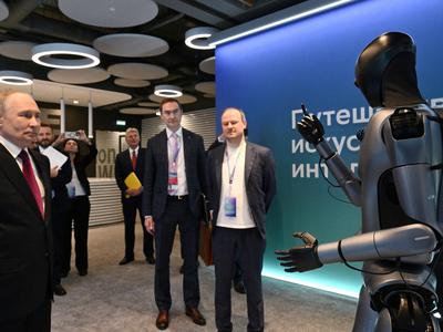 Ruski humanoidni robot Green zaplesal pred Putinom #video