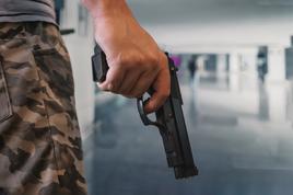 Zamaskirana moška oropala bencinski servis v Kranju, policija ju še išče