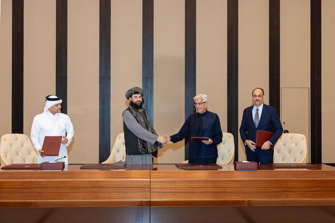 Pakistan in Afganistan, dogovor o prekinitvi ognja | Pakistan in Afganistan sta se dogovorila o "takojšnji prekinitvi ognja in vzpostavitvi mehanizmov za utrditev trajnega miru in stabilnosti med državama", je sporočilo katarsko zunanje ministrstvo. | Foto X/Ministry of Foreign Affairs - Qatar