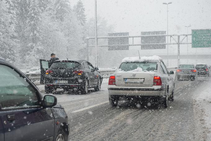 Tudi vi lahko pripomorete k varnosti na avtocestah pozimi. Kako? S strpno, zbrano vožnjo in ustrezno opremo.  | Foto: 