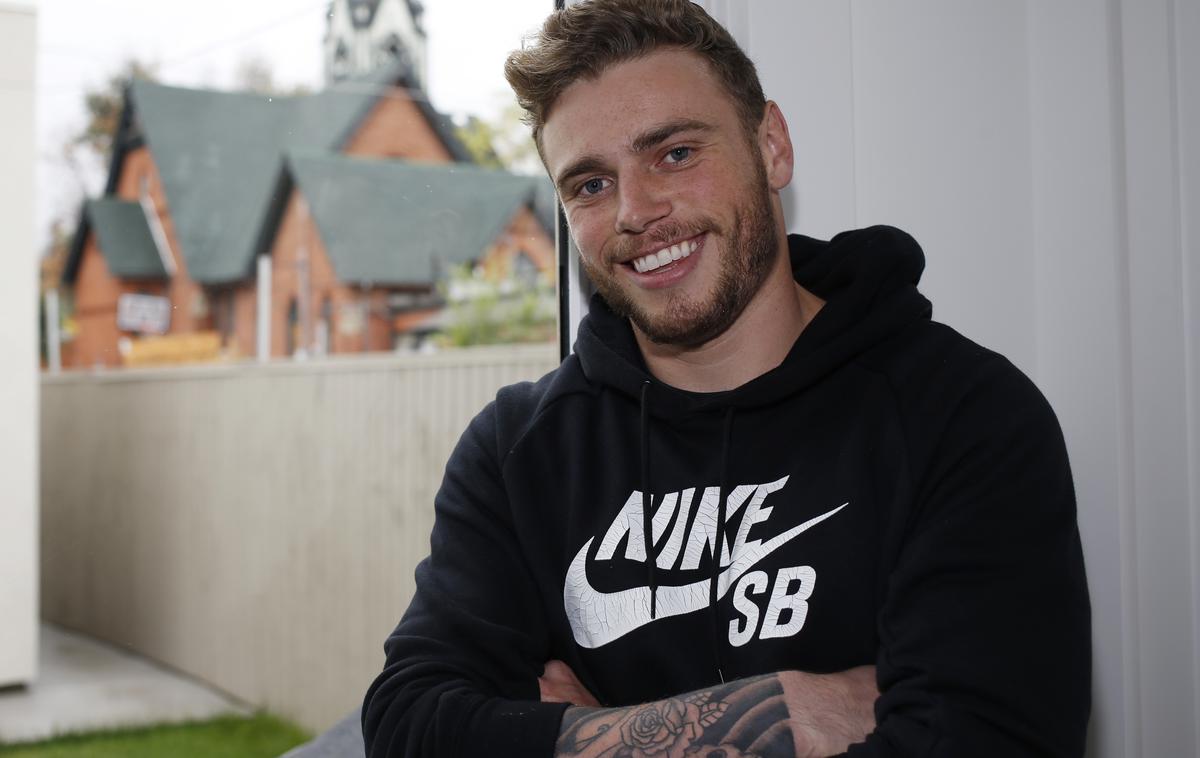 Gus Kenworthy | Ameriško-britanski smučar prostega sloga Gus Kenworthy, znan po javnem razkritju istospolne usmerjenosti in prizadevanjih za rešitev potepuških psov, je na predzadnji dan olimpijskih iger v Pekingu, z 8. mestom v snežnem žlebu, končal svojo športno kariero.  | Foto Guliverimage