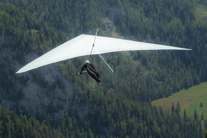 Na območju Kočevja se je smrtno ponesrečil 81-letni zmajar