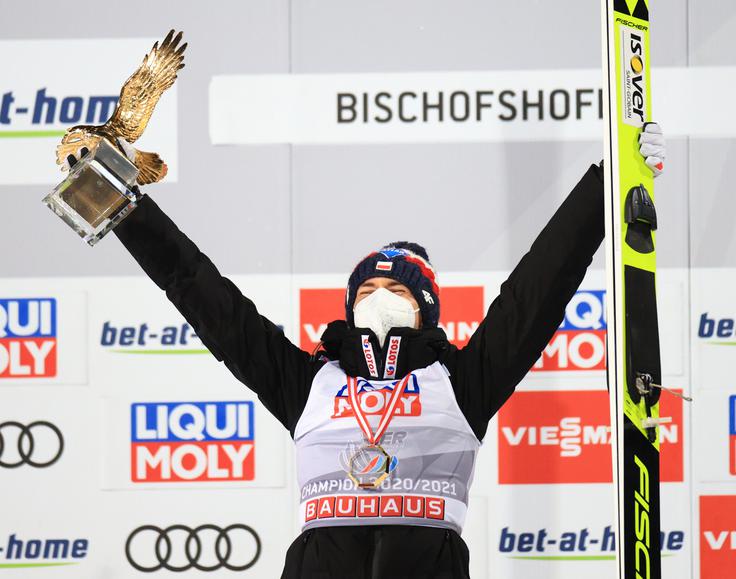 Kamil Stoch je še tretjič v karieri osvojil zlatega orla na prestižni novoletni turneji. | Foto: Reuters