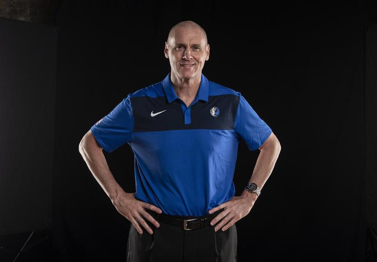 Trener Dallasa Rick Carlisle še ne more voditi skupinskih treningov. | Foto: Reuters