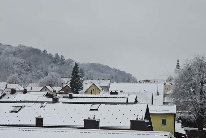 Slovenija se je prebudila v bel božič. Kaj nas čaka danes? Arso izdal opozorilo.