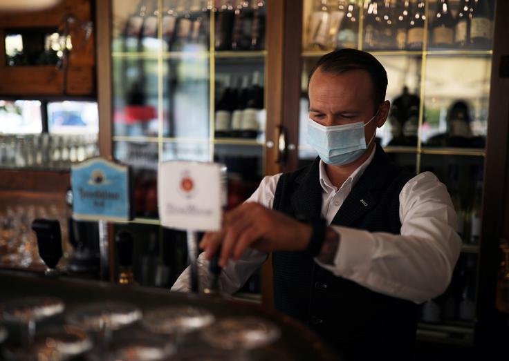 Nove omejitve naj bi v Berlinu veljale od sobote do 30. oktobra. Restavracije, bari, trgovine in drugi lokali bodo morali biti zaprti med 23. in 6. uro.  | Foto: Reuters
