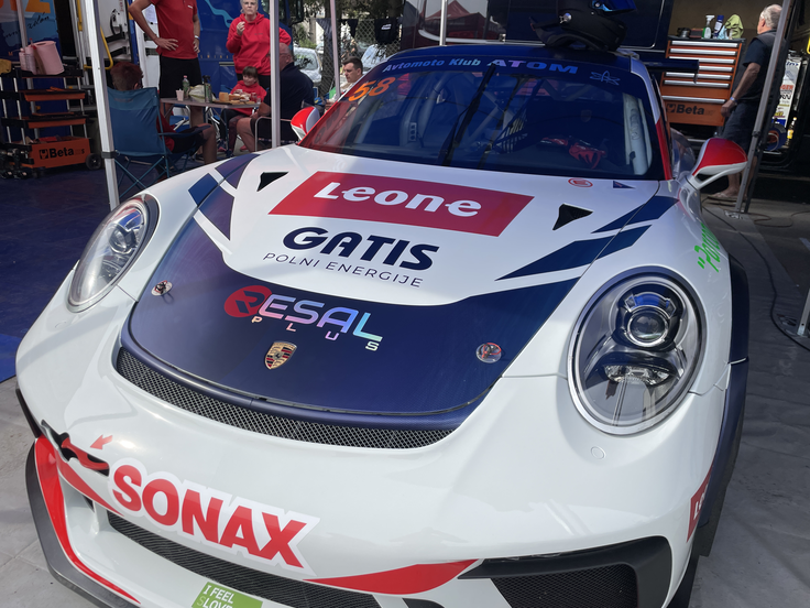 Porsche 911 GT3, ki ga vozi Matevž Čuden. | Foto: Gregor Pavšič