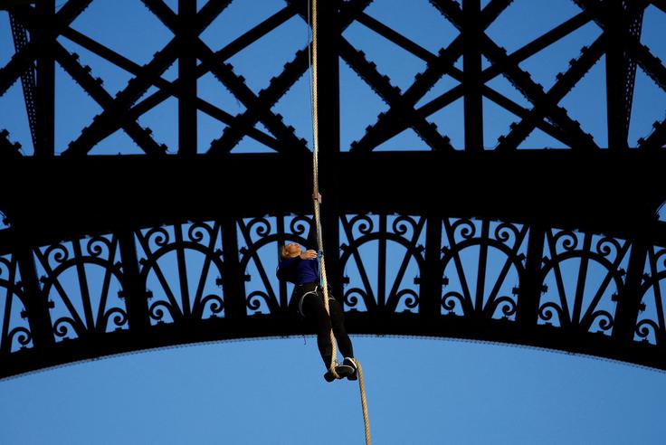Anouk Garnier je v samo 18 minutah splezala po vrvi 110 metrov visoko, na Eifflov stolp. | Foto: Reuters