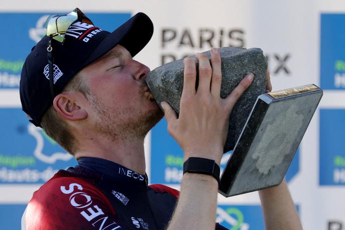 Dylan Van Baarle Pariz Roubaix 2022 | Nizozemec Dylan van Baarle (Ineos Grenadiers) je veliki zmagovalec prestižne kolesarske klasike Pariz - Roubaix. Matej Mohorič (Bahrain-Victorious) je bil po pogumni predstavi peti. | Foto Reuters