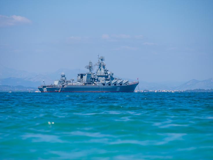 Moskva je bila edina bojna ladja v ruski črnomorski floti, ki je bila opremljena s sistemom za protizračno obrambo S-300F. Z njenim potopom so ruske vojaške ladje na Črnem morju postale bolj dovzetne za ukrajinske napade z raketami in brezpilotnimi letali.  | Foto: Shutterstock