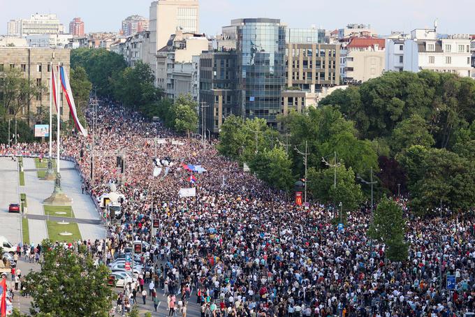 Na protestu v Beogradu se je znova zbralo več deset tisoč ljudi. | Foto: Reuters