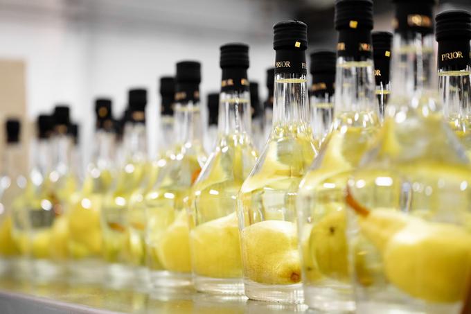 "V destilarni na Duplici sestavljamo in polnimo Premium žgane pijače, kot so sadna žganja (v to kategorijo po zakonodaji štejemo tudi Brinjevec), vodke, likerje, grenke žgane pijače ali bitter, vinjak, brandy in druge žgane pijače, kot je domači rum." | Foto: Fructal