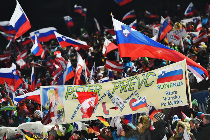 V Innsbrucku je pometel s konkurenco. Iz tira ga nista vrgla niti prehlad niti slabši poskusni skok. Na tekmi je nato zablestel. Slovenski navijači so se ogrevali za prihod na zadnjo postojanko. | Foto: Getty Images