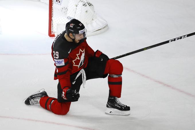 Nate MacKinnon je v 56. minuti zadel za izenačenje, po katerem so Rusi le nemo opazovali kanadski šov. | Foto: Reuters
