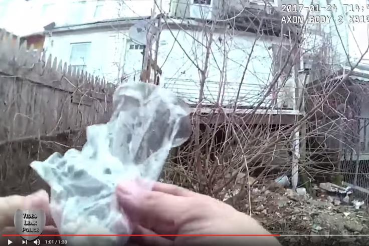 "Jo!" je policist Pinheiro ob najdbi drog, ki jih je podtaknil sam, zaklical svojim kolegom. Za zdaj še ni znano, kakšne sankcije ga čakajo.  | Foto: YouTube