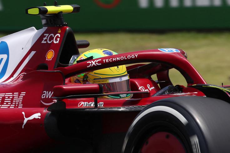  Lewis Hamilton je pred začetkom VN Brazilije zavrnil govorice, da želi po sezoni oditi iz Ferrarija. Še več: dejal je, da ima z italijansko ekipo podpisano več kot le dveletno pogodbo. | Foto: Reuters