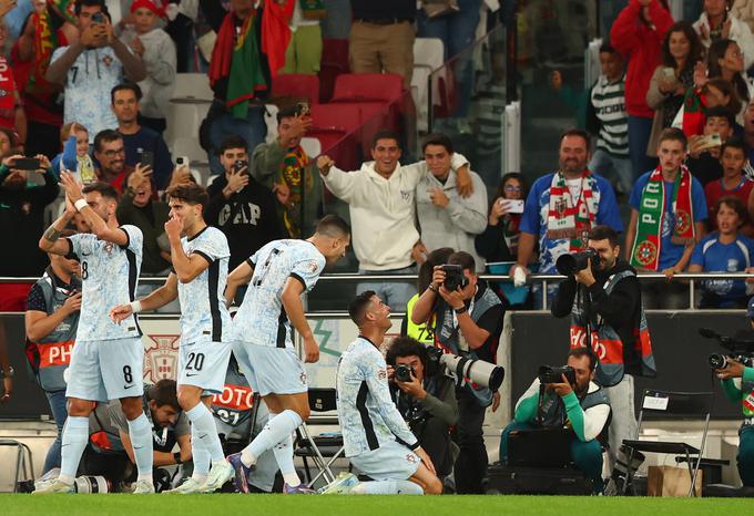 Ko je Ronaldo v četrtek popeljal Portugalsko proti Hrvaški v vodstvo z 2:0, je dosegel 900. zadetek v karieri. | Foto: Reuters