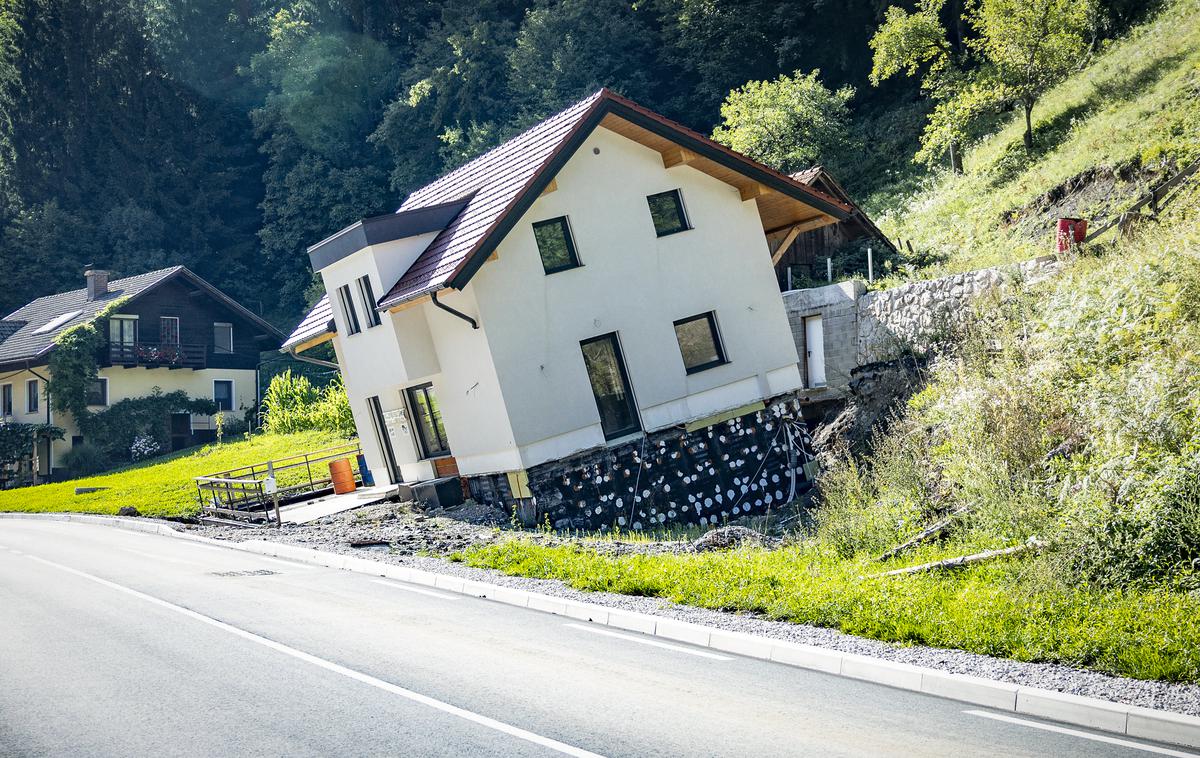 Luče | Deroča voda je v Lučah spodjedla zemljo in nagnila povsem novo hišo. 