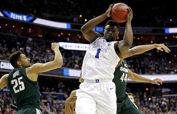Zion Williamson navdušuje košarkarsko javnost s svojo fizično močjo. | Foto: Reuters