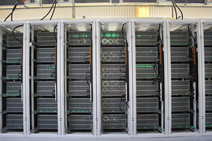 Pomembno je tudi vedeti, da za rudarjenje bitcoinov v osnovi ni treba imeti računalniških farm, kot je tale na fotografiji, v katerih elektriko iz vtičnic sesa na tisoče računalnikov, posebej specializiranih za kriptovalute. Danes jih je sicer treba imeti zato, ker želi bloke transakcij vsak potrditi pred drugimi rudarji in tako dobiti bitcoine - biti mora hitrejši od drugih rudarjev. A če bi nenadoma vsi prenehali rudariti bitcoine, bi težavnost potrjevanja transakcij padla dovolj, da bi jih bilo spet mogoče pridobivati kar s preprostim osebnim računalnikom. | Foto: Reuters