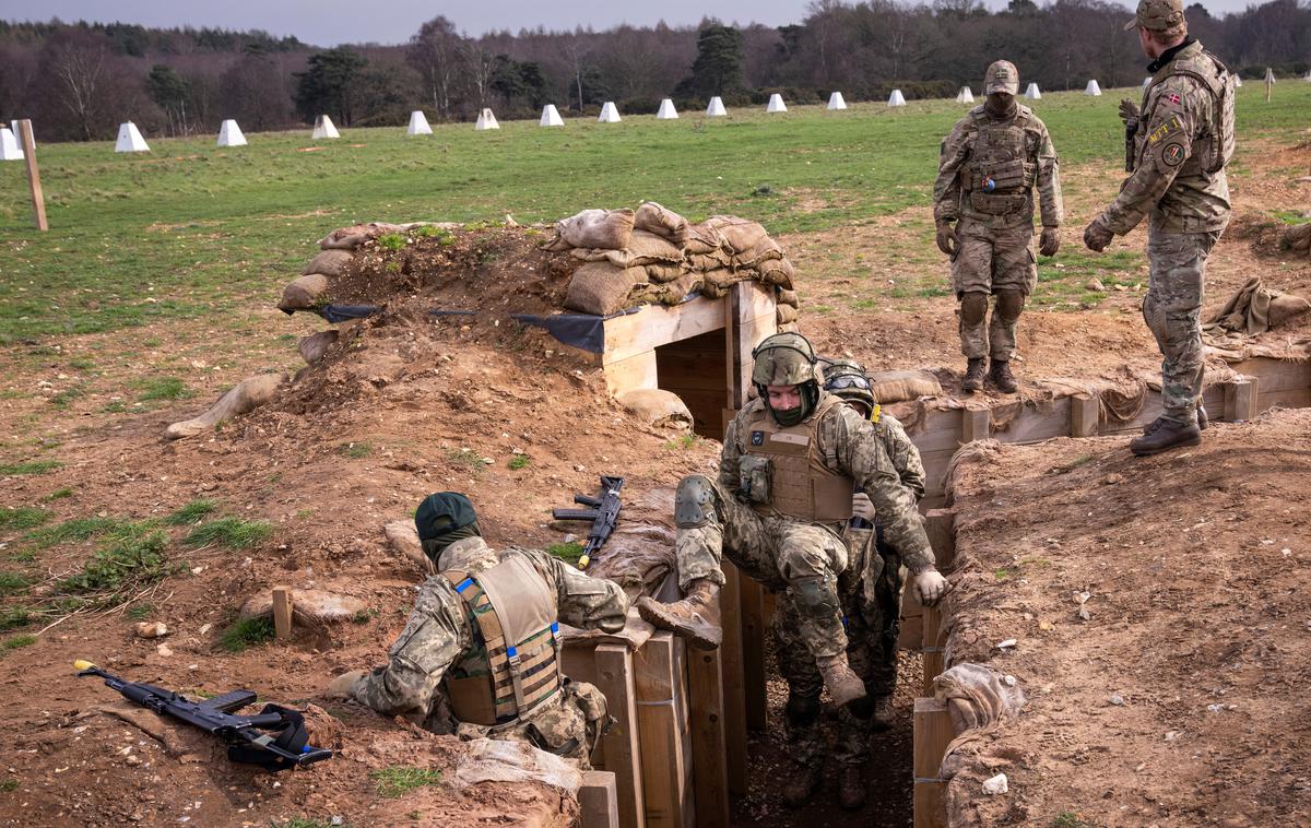 Ukrajina | Danski inštruktorji urijo ukrajinske vojake na vadišču na vzhodu Velike Britanije. | Foto Reuters
