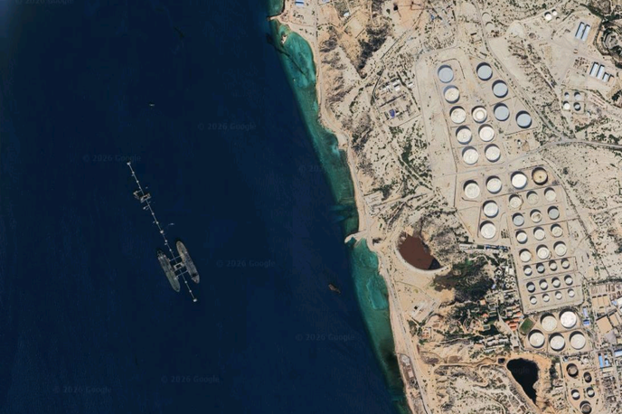 Harg | Na otoku Harg je med drugim dovolj kapacitet za hrambo do 28 milijonov sodčkov nafte, povezan pa je z naftovodi z velikih iranskih naftnih polj. Ob otoku so medtem terminali z globokomorskimi doki za nalaganje nafte na nekatere največje tankerje na svetu oziroma za tako imenovane supertankerje.  | Foto Google Zemljevidi