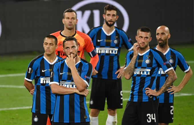 Nogometaši Interja po koncu niso mogli skriti razočaranja. | Foto: Reuters