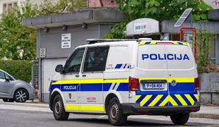 Celje: fant udaril 82-letnega moškega, ta je po udarcu z glavo ob tla umrl