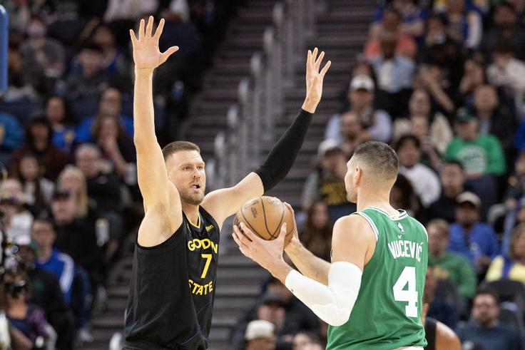 Kristaps Porzingis je debitiral za Golden State ravno proti Bostonu, s katerim je postal prvak. | Foto: Reuters