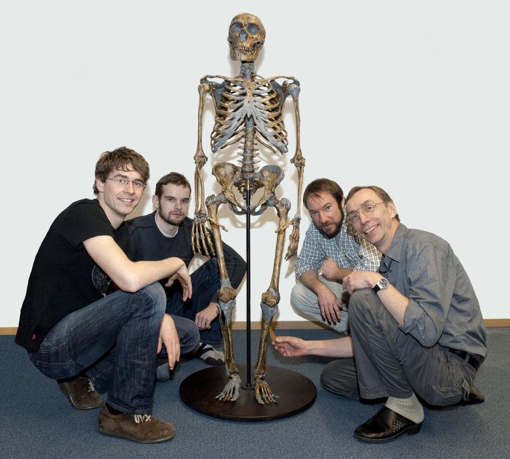 Pääbo je postal svetovno znan zaradi preučevanja DNK neandertalcev. Na fotografiji iz leta 2000 vidimo nekatere genetike iz Max Planckovega inštituta za evolucijsko antropologijo, ki so skupaj s Pääbom sodelovali pri sekvenciranju DNK neandertalcev. Spredaj desno je Pääbo, na levi Krause, v ozadju sta Adrian Briggs (levo) in Richard E. Green. Max Planckov inštitut v Leipzigu je znan tudi po tem, da je Krause s pomočjo koščka kosti iz sibirske jame Denisovo odkril do tedaj neznano človeško vrsto – denisovanca (zdaj znan tudi kot homo longi). | Foto: Guliverimage