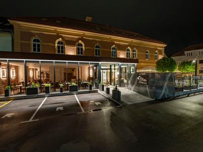 S prvim majem vrata zapira znameniti hotel