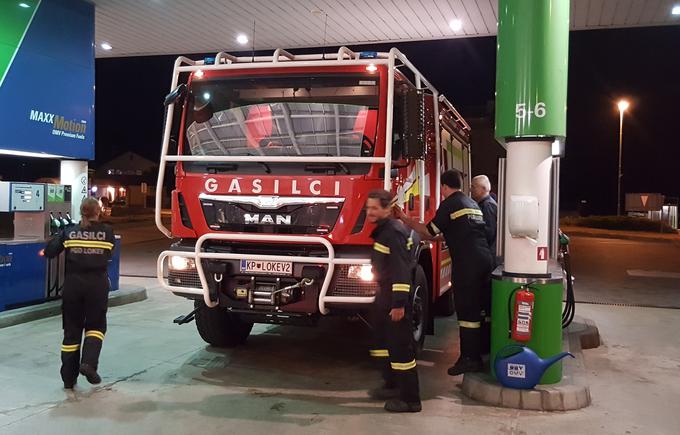 Gasilce PGD Lokev so po več kot osmih urah zamenjali bolj spočiti kolegi. Večji gasilni avto, kot je ta, vozi s sabo 3200 litrov vode in polni manjša vozila. | Foto: Metka Prezelj